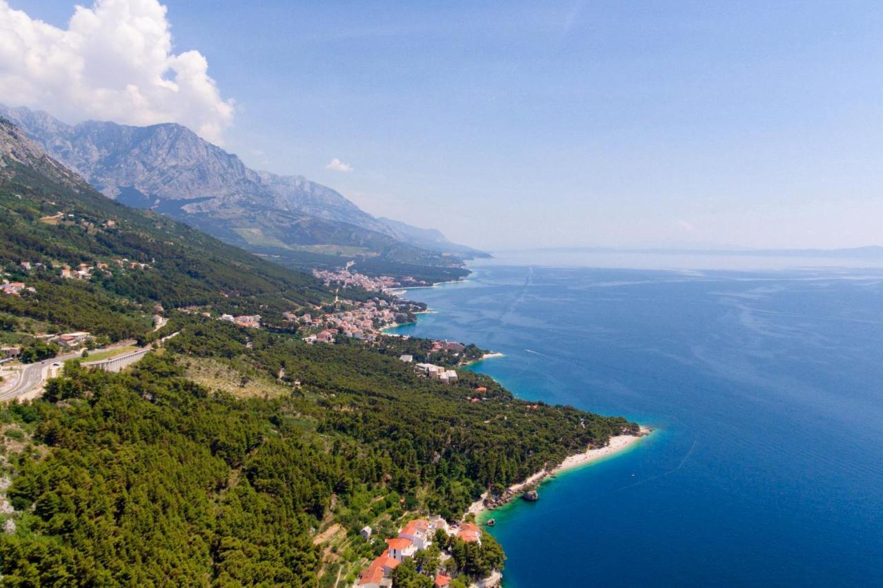 Apartments with a parking space Brela, Makarska - 11552 Bagian luar foto