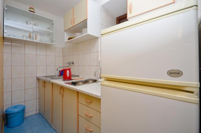Apartments with a parking space Brela, Makarska - 11552 Bagian luar foto