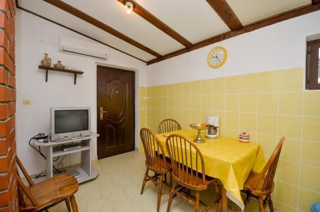 Apartments with a parking space Brela, Makarska - 11552 Bagian luar foto
