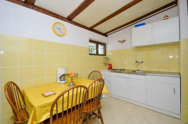 Apartments with a parking space Brela, Makarska - 11552 Bagian luar foto