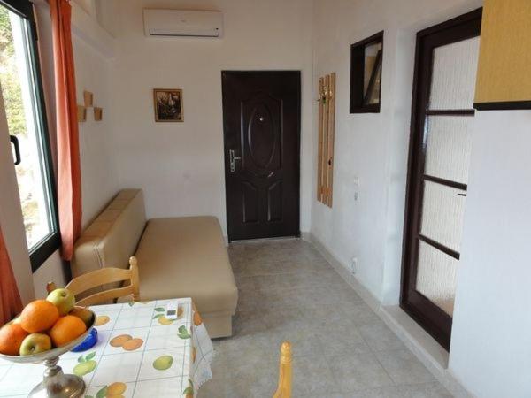 Apartments with a parking space Brela, Makarska - 11552 Bagian luar foto