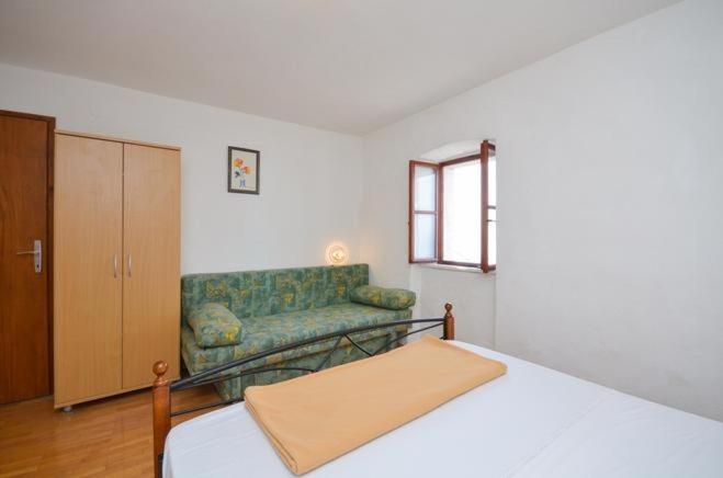 Apartments with a parking space Brela, Makarska - 11552 Ruang foto