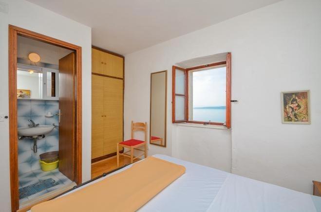 Apartments with a parking space Brela, Makarska - 11552 Ruang foto