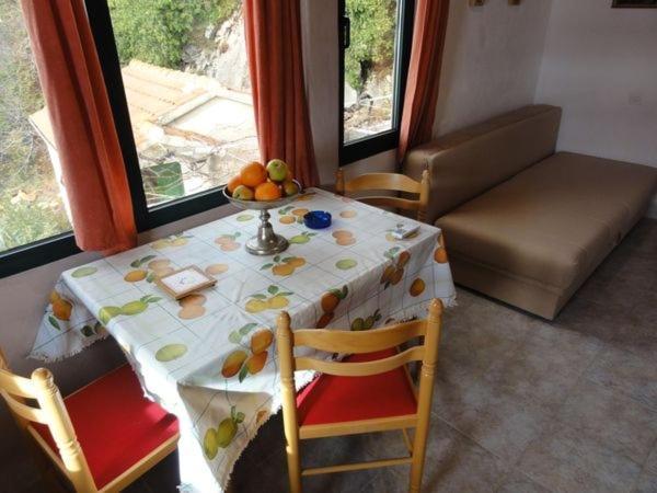 Apartments with a parking space Brela, Makarska - 11552 Ruang foto